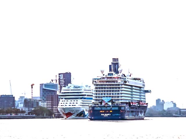 ms Mein Schiff 3 van TUI Cruises aan de Cruise Terminal Rotterdam